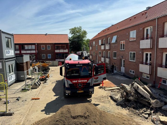 Skou Gruppen afleverer 52 lejeboliger i Taastrup Almennyttige Boligselskabs Grønnehaven. Der arbejdes videre med udearealer og kloakering. Foto: PR.