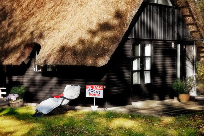 Sommerhus med stråtag. Foto: Home.