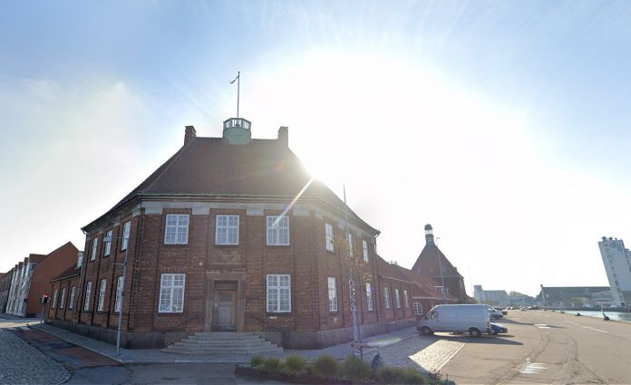 Toldkammerbygningen i Nakskov er opført i 1917 og tegnet af arkitekt Ejnar Ørnsholt. Foto: Google Maps.