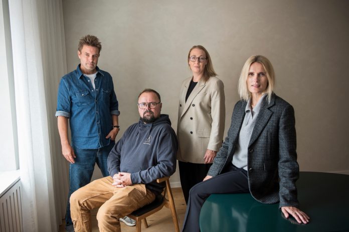 Bestyrelsen hos ACT Architects. Fra venstre: Medstifter og administrerende direktør Mikkel Westfall, stifter af møbelvirksomheden Serup & Colberg, Martin Colberg, medstifter af ATC Architects, Lene Foder, og ansvarshavende chefredaktør for Elle Danmark og medstifter af Toast Projects Cecilie Ingdal. Foto: PR.