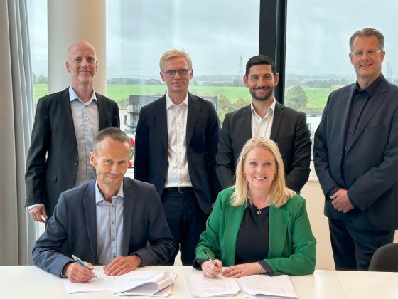 Torsdag den 26. september 2024 blev udbygningsaftalen om vejen Dam Holme underskrevet af borgmester Vicky Holst Rasmussen (S) og Industriens Pension p&aring; borgmesterkontoret p&aring; Egedal R&aring;dhus. Foto: PR.