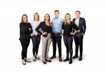 To fynske Home-butikker får ny indehaver Indehaver af Home i Svendborg, Faaborg og Ringe, Mark Mahler (i midten i blå skjorte) sammen med de ansatte i butikkerne. Foto: PR.