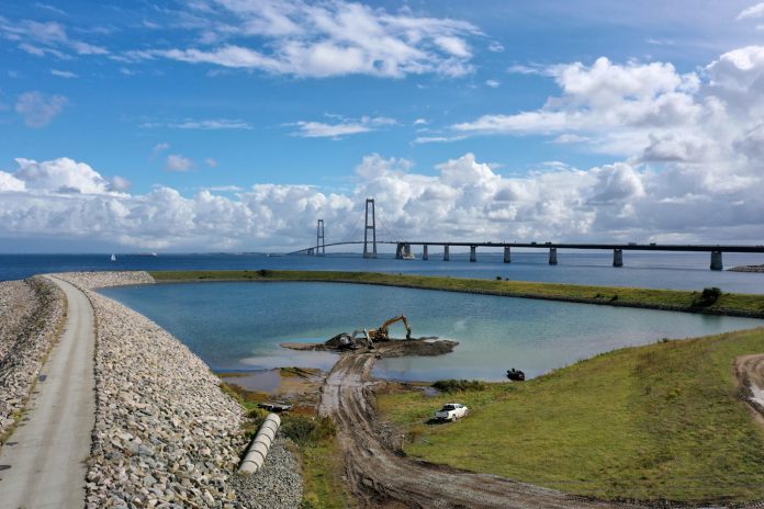 En helt ny ø på tippen af Sprogø skal den skabe bedre ynglebetingelser for en række fuglearter som hættemågen, den truede edderfugl og splitternen. Foto: Sund & Bælt.