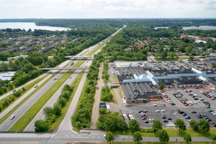 Furesø Kommune og Banedanmark skal undersøge to mulige placeringer for en ny S-togsstation i Farum, henholdsvis syd og nord for Paltholmvej, umiddelbart ved siden af motorvejen. Foto: Jesper Blæsil.