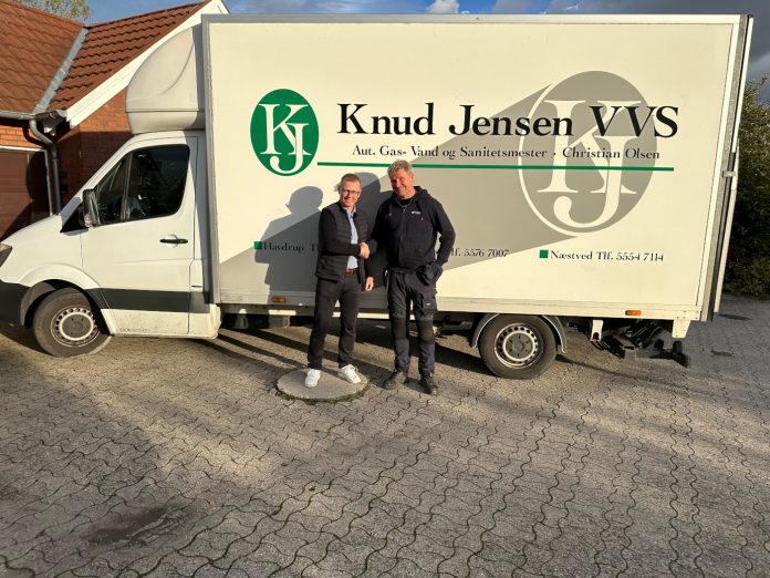 Jesper Leen Jensen områdechef i InstallatørGruppen (til venstre) og Christian Olsen, direktør for Knud Jensen VVS. Foto: PR.