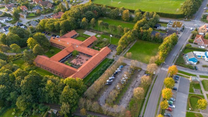 Mads Friis sælger Sønderborg Vandrerhjem på Kærvej. Køber er Sønderborg Kommune, som vil indrette studieboliger i ejendommen. Foto: Sønderborg Kommune.