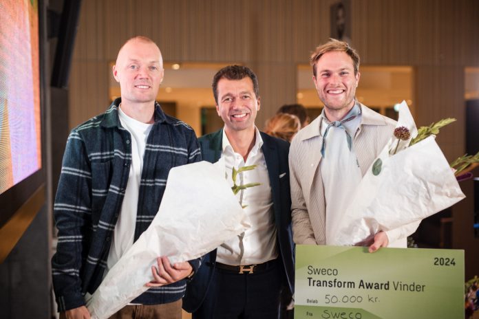 Arkitekterne Simon Pyll Truesen (til venstre) og Mads Oien Nielsen vinder Sweco Transform Award 2024. Her ses de sammen med administrerende direktør i Sweco Danmark, Dariush Rezai (i midten). Foto: PR.