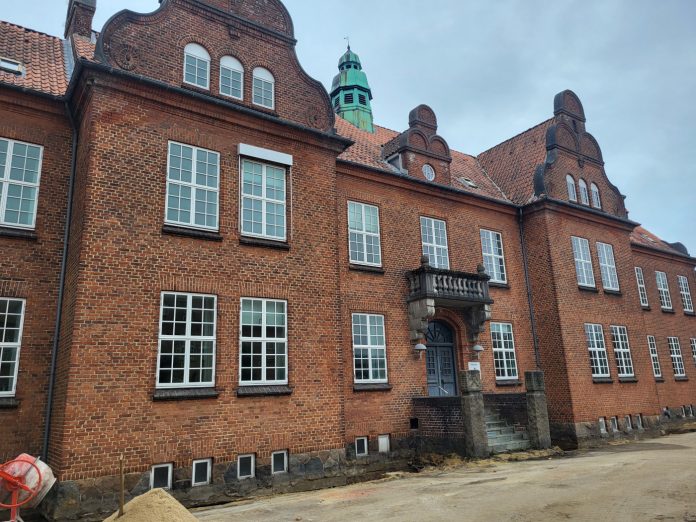 Den gamle sygehusbygning i Herning omdannes til ungdoms- og familieboliger af Lejerbo og Nordstern. Foto: PR.