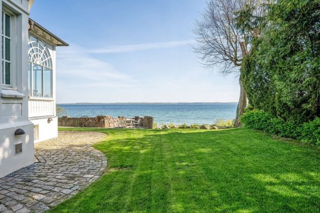 Hattemagerens Slot i Hellebæk ved Helsingør er sat til salg. Foto: Nybolig Peter Leander, Hornbæk.