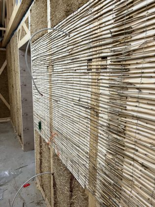 A. Enggaard og PKA har bygget tre rækkehuse i Aalborg Øst. Her er biogene materialer som halm, hamp, ler og kalk blevet testet. Foto: PR.