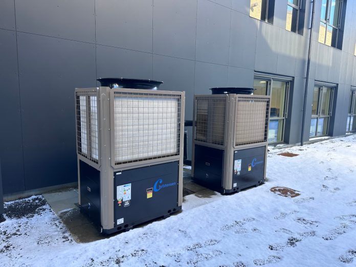 Adapteo er i fuld gang med at installere propanbaserede varmepumper med kølemidlet R290 i deres bygninger. Foto: PR.