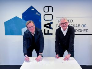 Rådgiverkontrakten blev underskrevet den 25. februar af Jess Sørensen, direktør i Nordic Office of Architecture Danmark og  Kai Dinesen, organisationsbestyrelsesmedlem i PAB. Foto: PR.