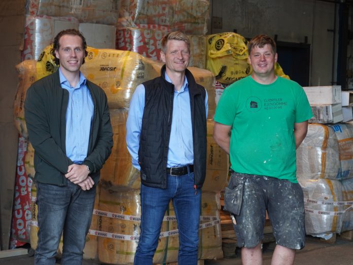 bygma-viborg-gjoertler-ejendomme-tiny-houses-hjemloese-f-pr Bygmas bæredygtighedskonsulent Emil Hovedskov Pelsen, direktør for Bygma Viborg Lars Lauge og Thomas Gjørtler fra Gjørtler Ejendomme foran materialer doneret af Bygma. Foto: PR.