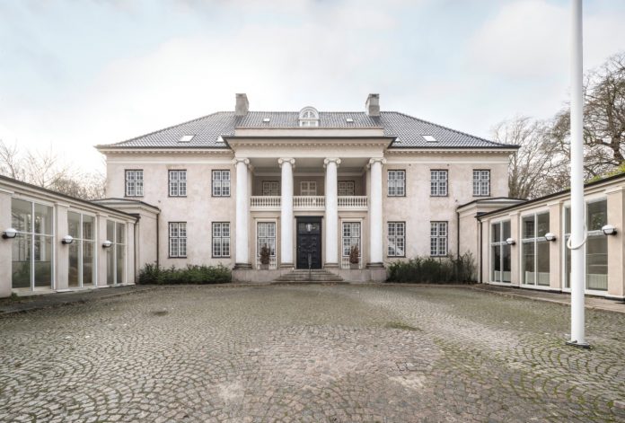 de-forenede-arabiske-emirater-ambassade-oesterbro-koebenhavn-til-salg-f-colliers De Forenede Arabiske Emiraters tidligere ambassade på Østerbro i København er blevet sat til salg. Foto: Colliers.