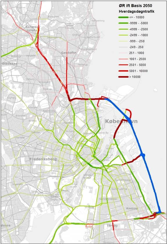 oestlig-ringvej-f-sund-og-baelt-trafik Kortet viser, hvordan hverdagsdøgntrafikken vil ændre sig i år 2050 med anlæg af Østlig Ringvej, der på kortet er angivet med blå markering. Grønne veje vil få mindre trafik, mens røde veje vil opleve en stigning i trafikken. Kortet viser hvordan, Østlig Ringvej i år 2050 vil lede trafikken uden om det centrale København, mens tilkørselsveje som Helsingørmotorvejen får mere trafik. Illustration: Sund & Bælt.