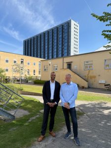 Rådmand for Job og Velfærd i Aalborg Kommune, Nuuradiin S. Hussein (til venstre), og direktør for Alabu Bolig, Klaus Ringgaard. Foto: PR.
