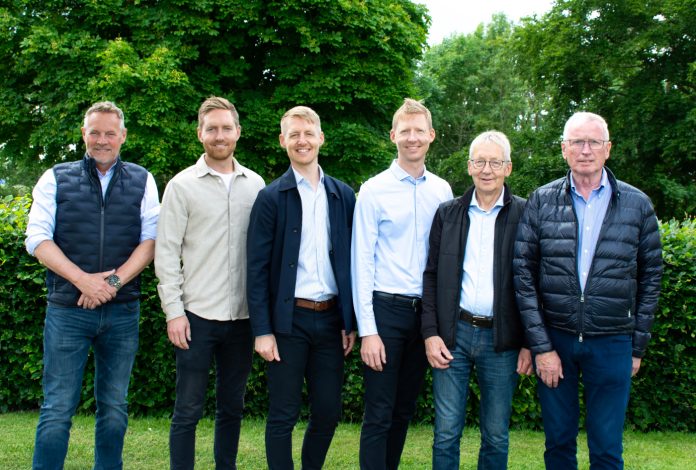 tl-byg-generationsskifte Fra venstre: Administrerende direktør Jesper Hoffmann, sønnerne Rasmus, Kristian og Morten samt Flemming Larsen og Georg Thinggaard. Foto: PR.