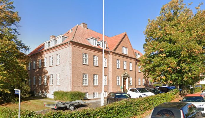 Den gamle ungdomsskole på Primulavej 5 i Vordingborg skal omdannes til seniorboliger. Foto: Google Maps. Den gamle ungdomsskole på Primulavej 5 i Vordingborg skal omdannes til seniorboliger. Foto: Google Maps.