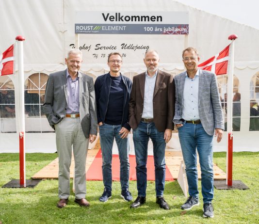 Roust Element fejrer 100 år: Fra hønsehus til moderne træproducent Bestyrelsesformand i Nowi, Asbjørn Berge, tidligere administrerende direktør i Roust og nu administrerende direktør i Skandach Holzindustrie, H.P. Sørensen, koncerndirektør i Nowi, Holger C. Hansen, administrerende direktør i Roust Element, Steffen Kremmer. Foto: PR.