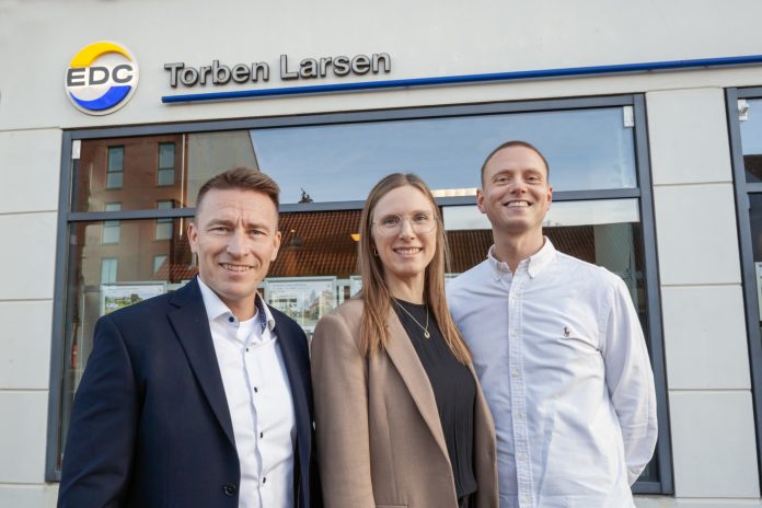 De tre partnere i boligbutikken EDC Torben Larsen i Silkeborg. Fra venstre: Jeppe Skovhus, Camilla Overgaard og Rasmus Hindbo Mortensen.