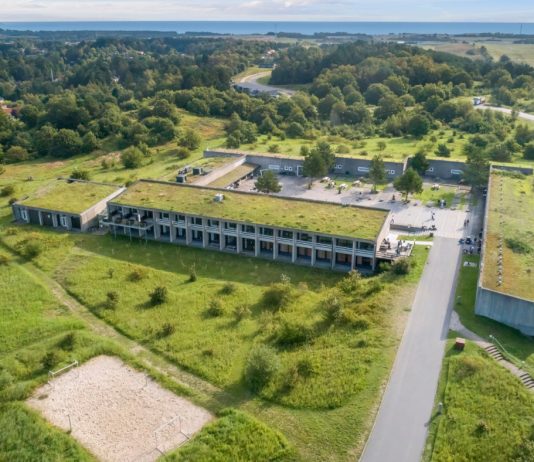 Hotel Toppen af Ebeltoft solgt til selskabet bag Rains Fonden for Ebeltoft Idræts- og Kulturcenter (EBIC) sælger ejendommen som husede Hotel Toppen til selskabet bag det aarhusianske mode og livsstils regntøjsmærke Rains. Foto: EDC Erhverv Poul Erik Bech Aarhus.