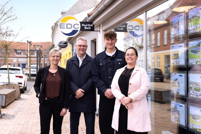 EDC Poul Erik Bech Langeland. Fra venstre: Salgkoordinator Gitte Hansen, partner Benny Boesgaard, assistent Viktor Sørensen og ejendomsmægler Karina Stæhr. Foto: EDC Poul Erik Bech.