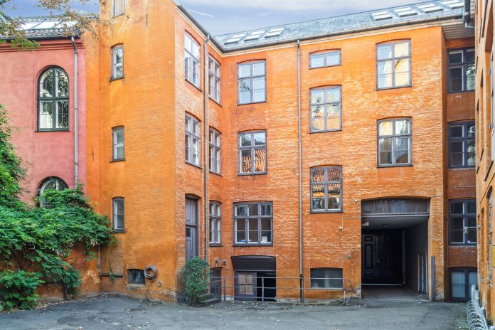 Freja Ejendomme solgte i 2022 en historisk ejendom i Fiolstræde 10 i København til Ejendomsselskabet Olav de Linde. Ejendommen havde senest fungeret som kontor og administration for Københavns Universitet og er nu omdannet til kontor og boliger. Foto: Esoft.
