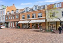Investor vil omdanne nyindkøbte strøgejendomme i Hillerød til boliger Parlar Ejendomsinvest køber ejendom på Slotsgade 22A i Hillerød af Herluf Trolles Ejendomme. Foto: EDC Erhverv Poul Erik Bech.