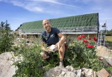 Husmandssted var dømt til nedrivning – nu får det nyt liv på DR Søren Vester foran sommerhuset i Agger. Foto: Jens Bach.