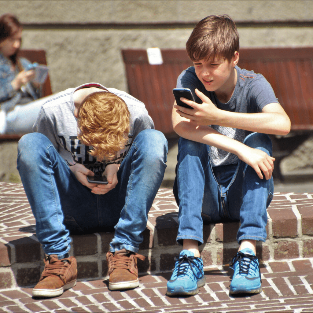 to små børn på deres mobiltelefoner