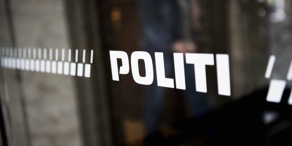 Politilogo paa rude politiets logo på vinduet
