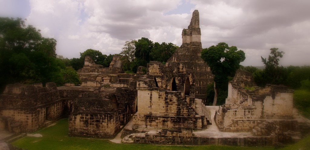 Mayatempel in Tikal - in Weltungergangs-Stimmung - das Ende der Welt