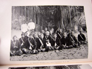 Malaische Obrigkeit unter Baum - Gespräch mit der Erde - Hans Cloos - Ausgabe 1951