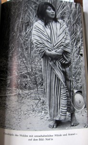 Geschöpfe des Waldes mit unnachahmlicher Würde und Anmut - Frau in gestreiftem, traditionellem Gewand - auf dem Bild: Nak'in - Ins Land der Lacandonen - Herbert Rittlinger