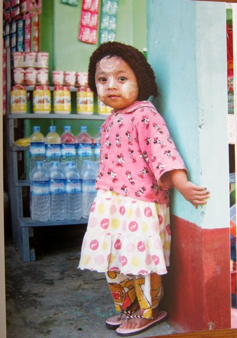 Kind mit Tanaka - Reisen in Burma