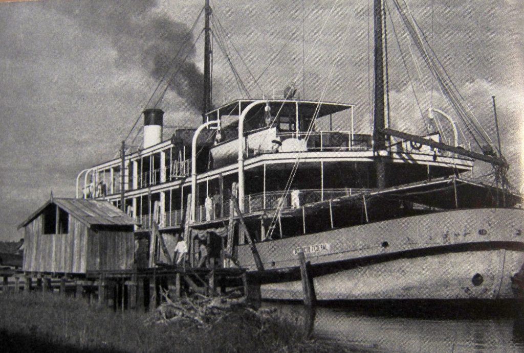 Dampfschiff auf dem Amazonas