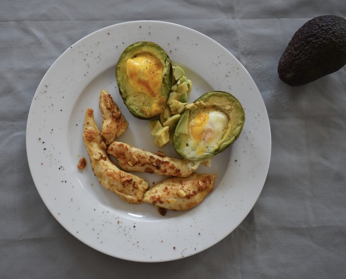 Avocado met ei uit de oven en kip 