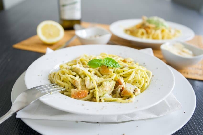 Pasta met pesto en kip