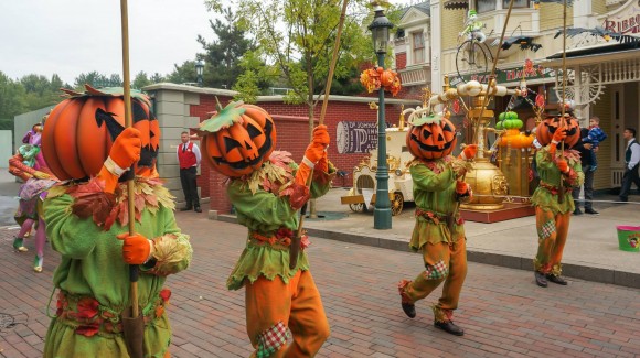 I Can See You. Halloween in Disneyand Paris