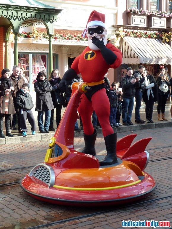 Mr Incredible in the Christmas Cavalcade in Disneyland Paris