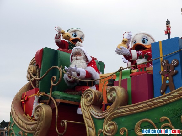 Santa, Huey, Dewey & Louie  in the Christmas Cavalcade in Disneyland Paris