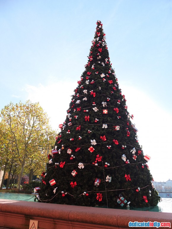 Christmas Tree Outside Hotel New York in Disneyland Paris