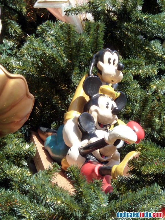 Mickey Minnie & Goofy Ornament On The New Christmas Tree in Disneyland Paris For 2013