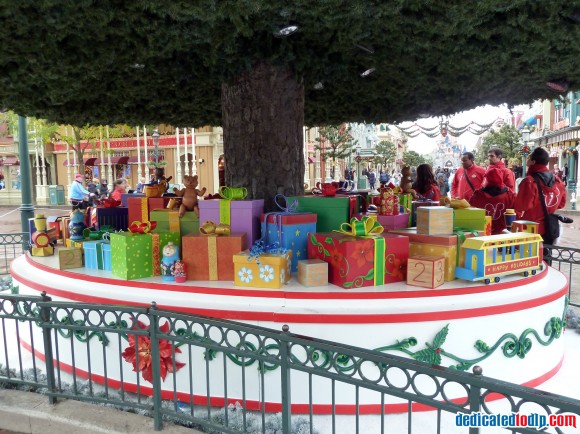 Presents Under The New Christmas Tree in Disneyland Paris For 2013