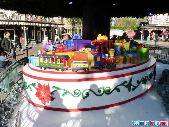 Train Under The New Christmas Tree in Disneyland Paris For 2013