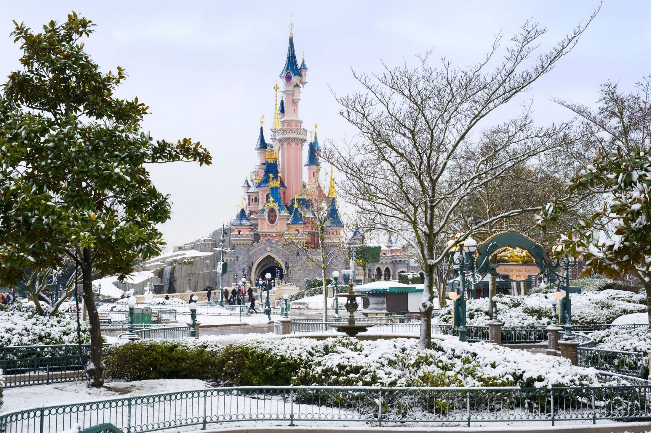 Dedicated to DLP on X: The stunning Sleeping Beauty Castle - Disneyland  Paris press photo from November 2006  / X