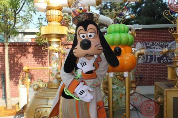 Goofy With His Bonbon Machine in Disneyland Paris