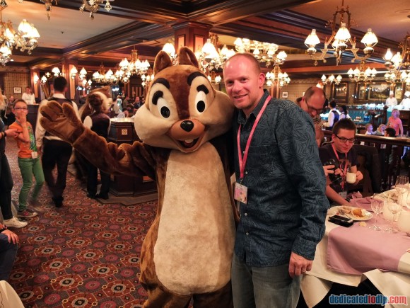 Meeting Chip at the Frozen Summer Fun Dinner in Disneyland Paris