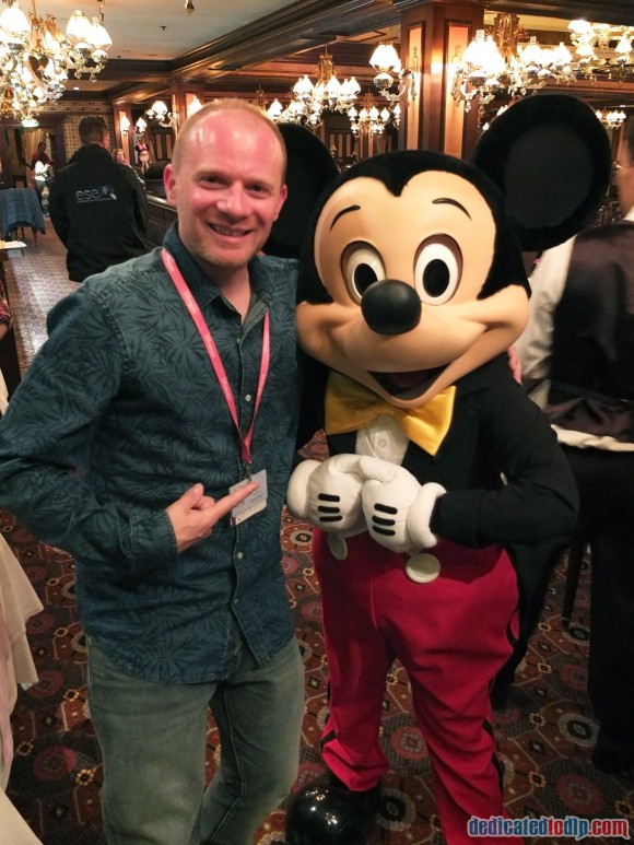 Meeting Mickey Mouse at the Frozen Summer Fun Dinner in Disneyland Paris