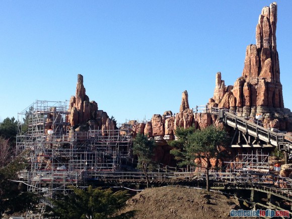 Big Thunder Mountain revealed - the drained Rivers of the Far West in Disneyland Paris